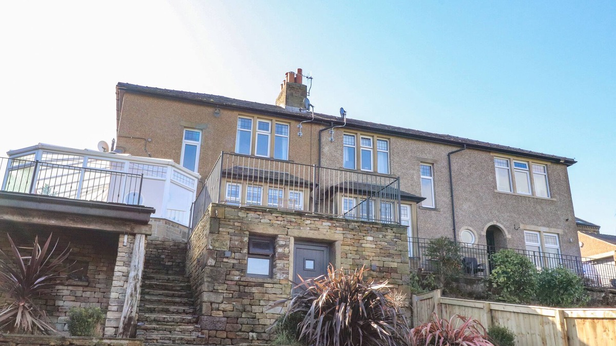 Kildwick Cottage | FARNHILL VIEW, pet friendly, character holiday cottage in Cross Hills