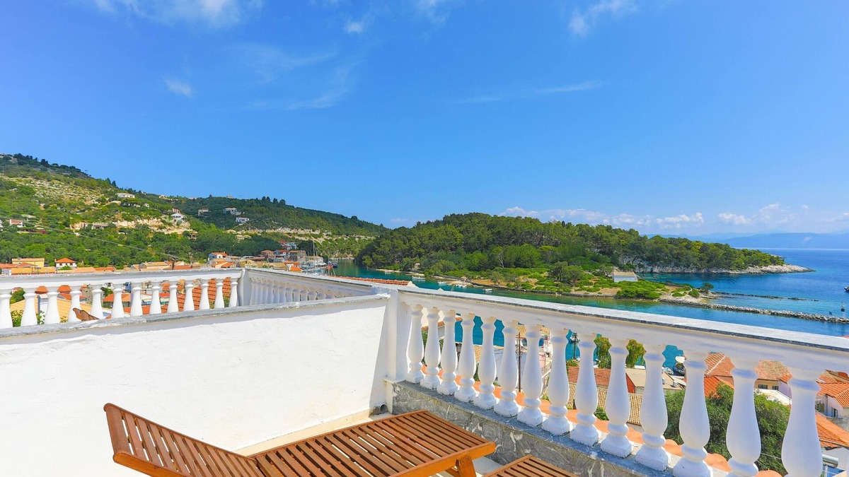 Gaios Apartment | Faros Dio: Gaios studio, sea views, private sun-loungers