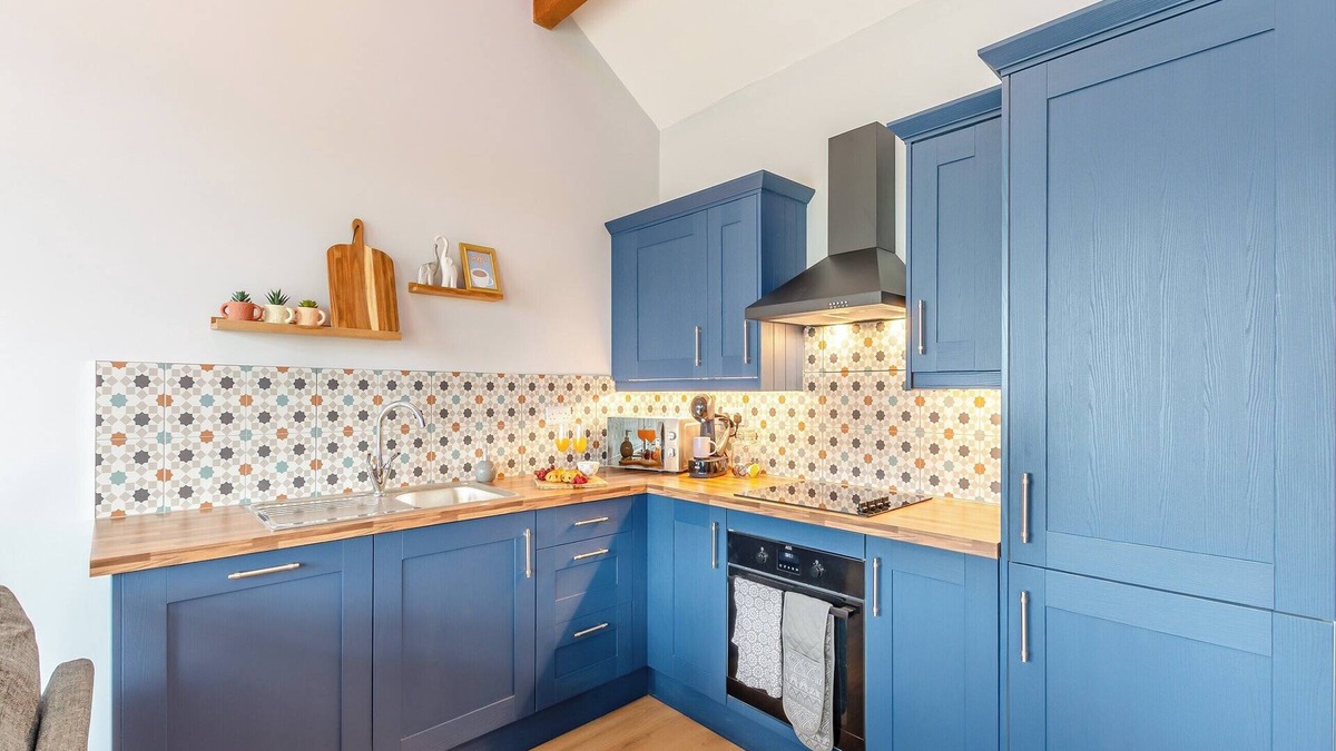 Oldfield Cottage | Farways Den is a quirky two-bedroom holiday home with stunning views of Worth Valley.