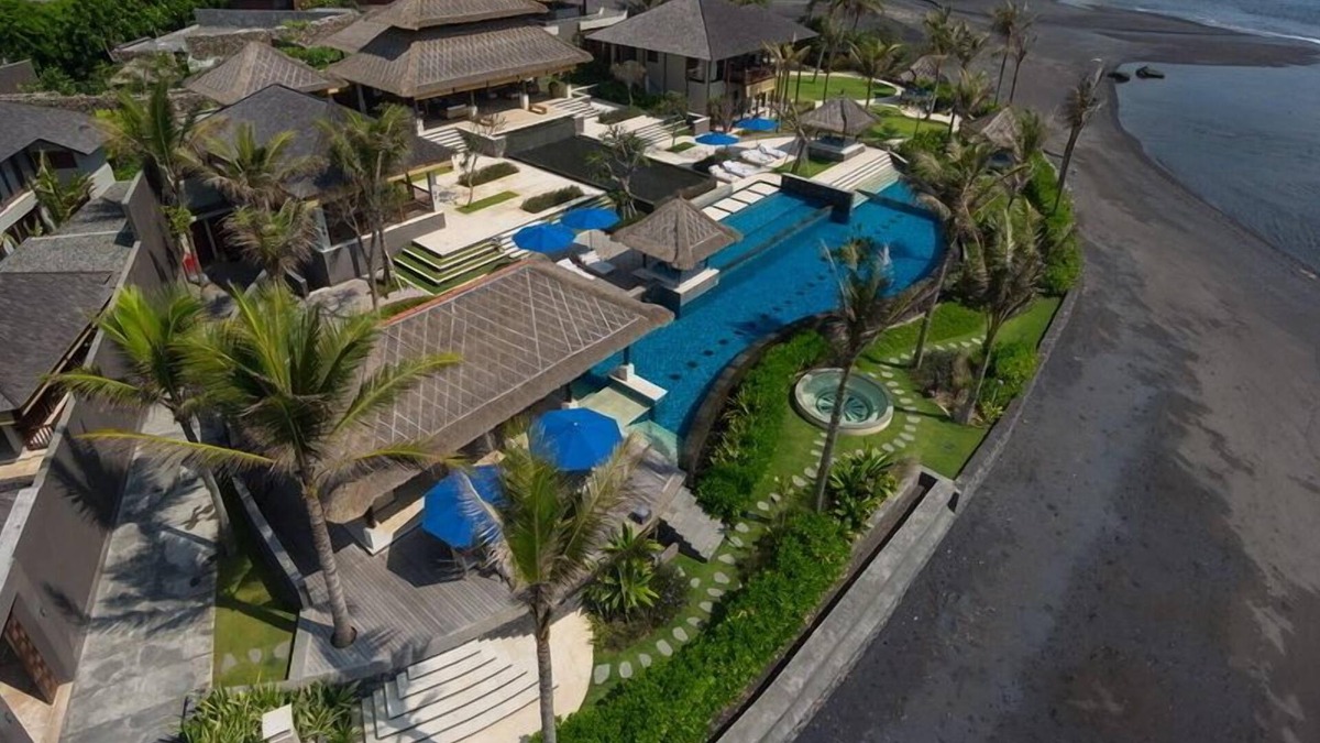 Ketewel Villa | Fascinating 6BR Beach Front Villa Located In Pabean Beach! Stunning View!