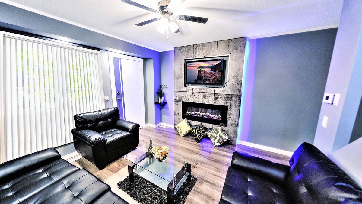 Winnipeg House | Fast CHECK-IN 3 Bedrooms & 3 Beds, Luxury House.