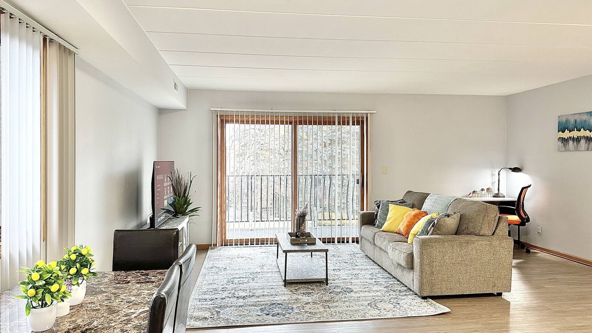 Hickory Hills Apartment | Fast Wi-Fi/4KTV/Free parking/Comfy beds/Getaway