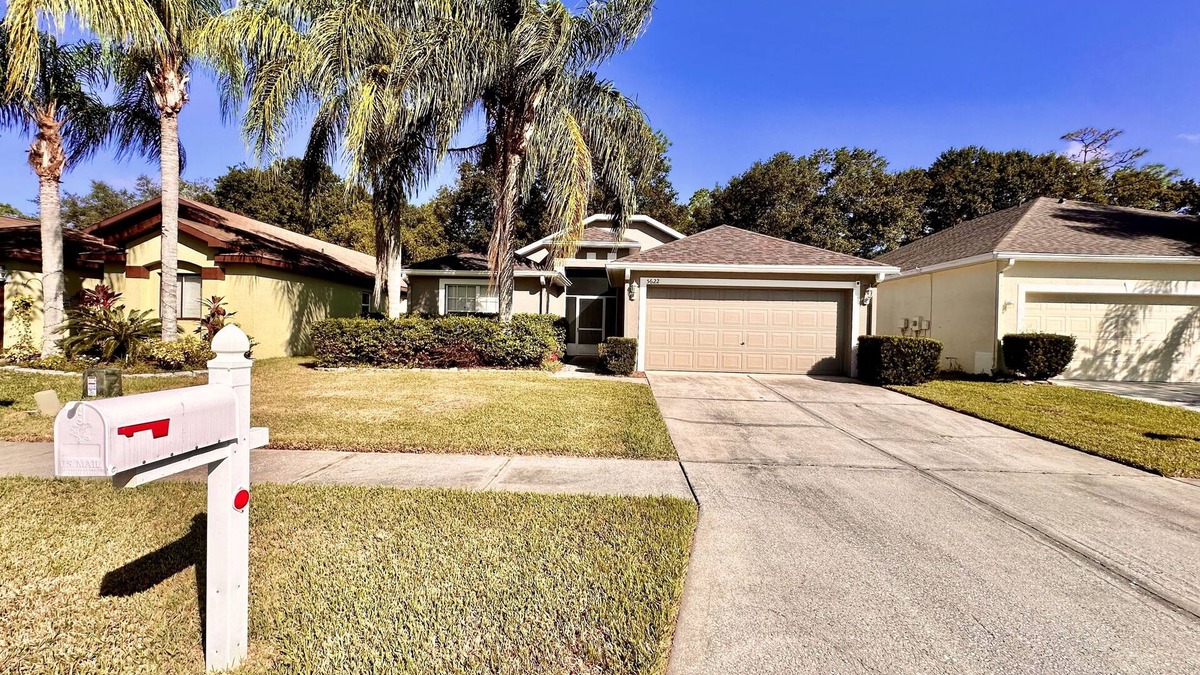 Lake Bernadette House | Fast wifi 2 GB, pool, gym, golf, B-ball, tennis court, playground and more.