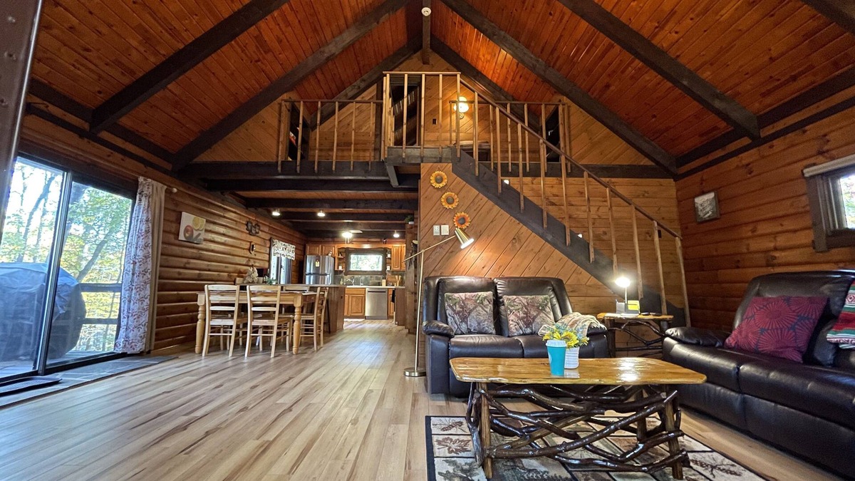 The Woods Cabin | Fast WiFi; Pools, Hiking, fishing, golf. Dog friendly, sports center