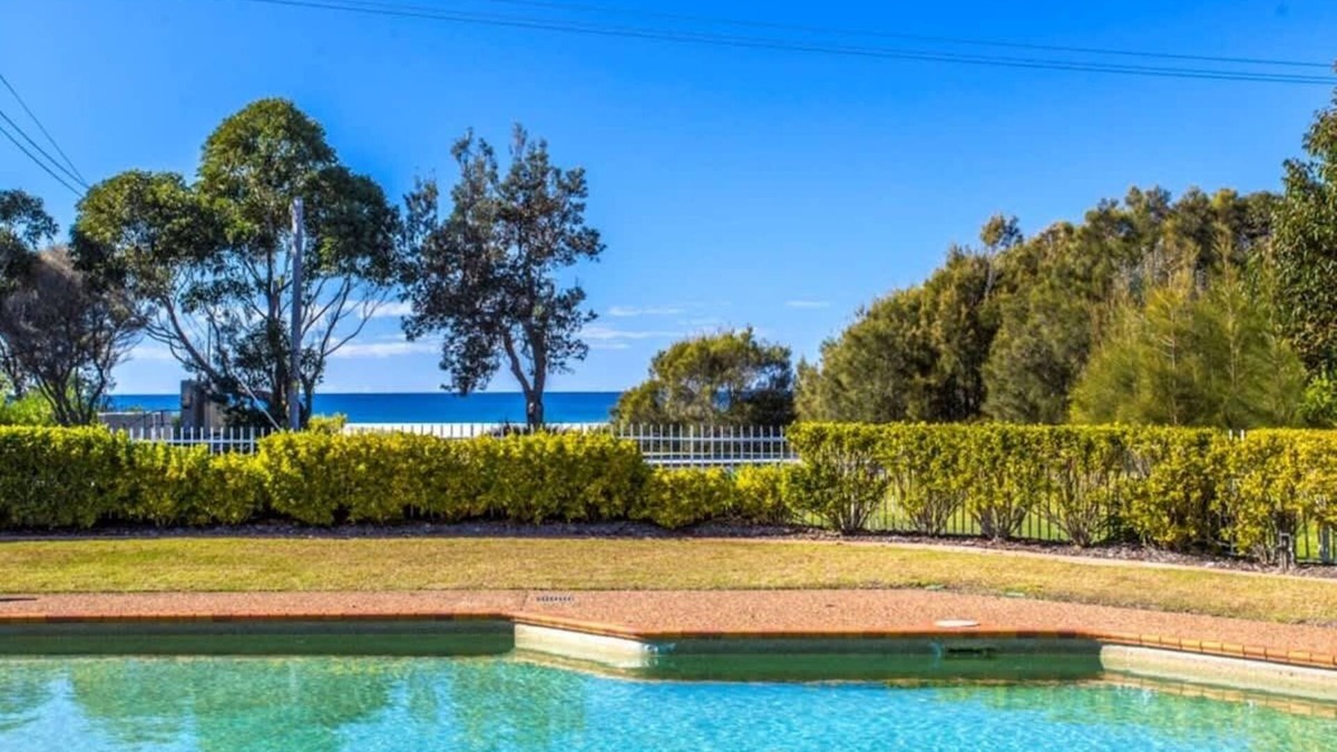 Mollymook Beach Apartment | Fathoms 6 Summary: Mi