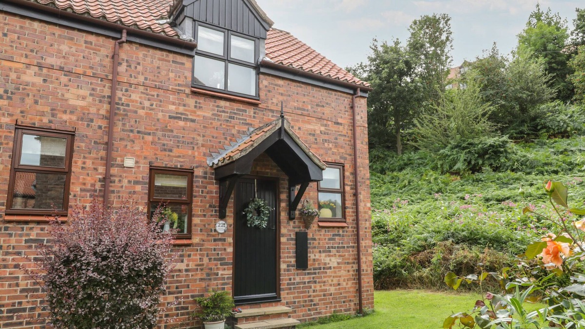 Ruswarp Cottage | FAUNA'S CORNER, pet friendly, with pool in Whitby