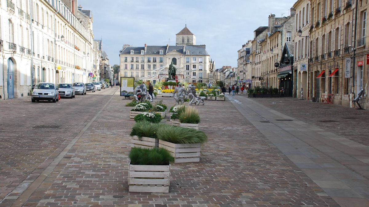 Centre Ancien Apartment | "Fauteuil Rouge" ground floor apartment, 18th century building, pedestrian square