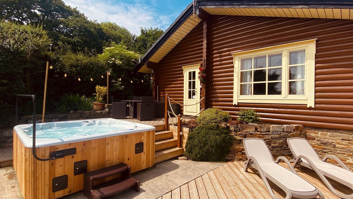 Bingley Cabin | Faweather Grange - 5 Star - Pet Friendly - Hot Tub - Scandinavian Log Cabin