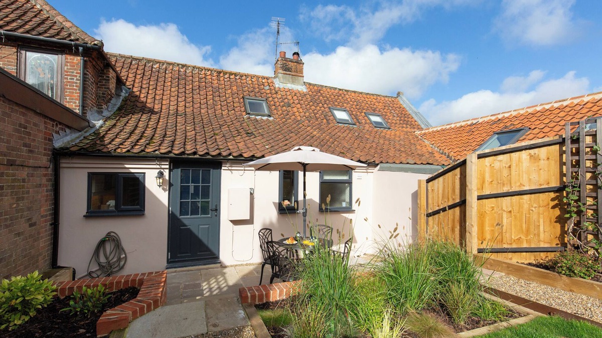 North Creake House | Fayette sleeps 4 (2 bedrooms), cute garden