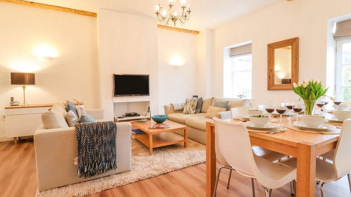 Blythburgh Cottage | FEATHERS, BLYTHBURGH, pet friendly, with pool in Reydon