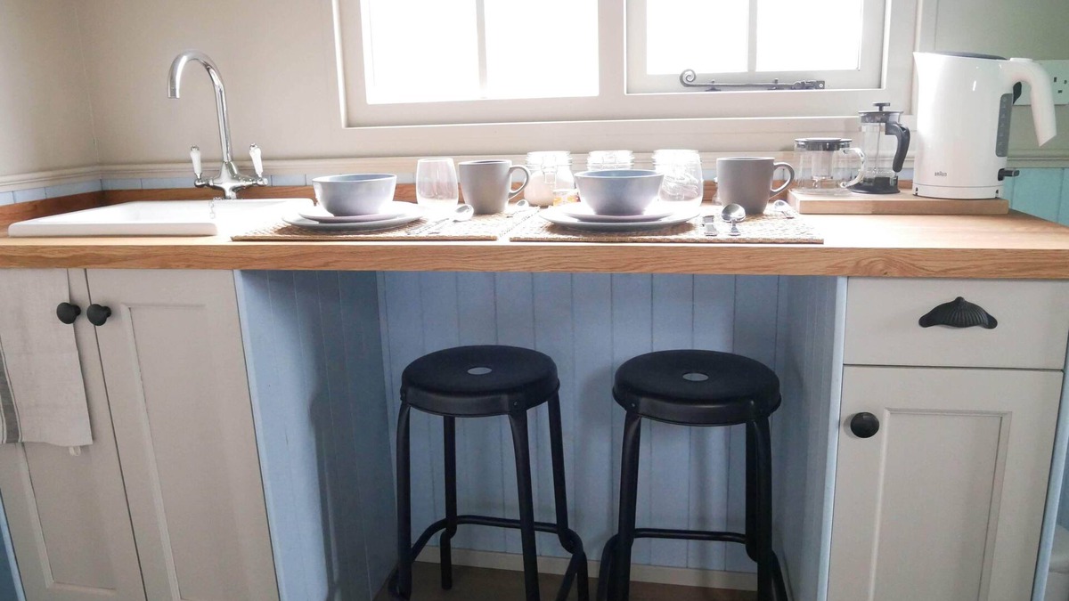 Gravesend Cabin | 'Feathers' Shepherd Hut accommodation