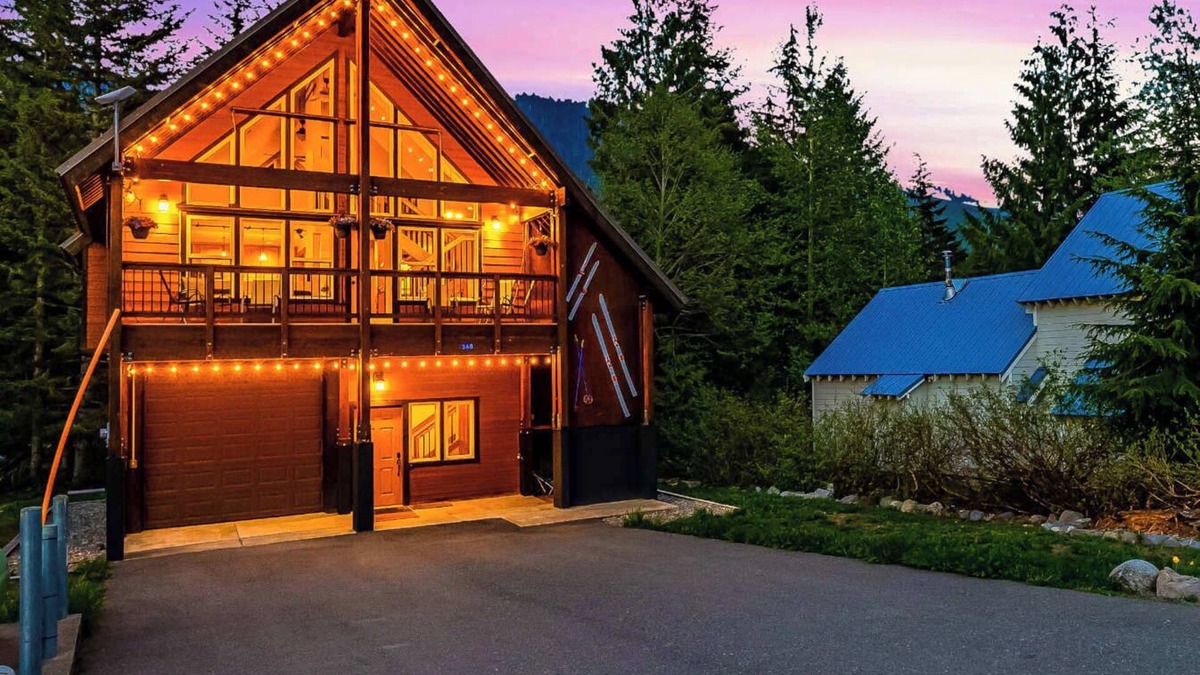 Hyak Ski Chalet | Feature: Skiing, Sledding, Snoqualmie Summit East