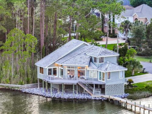 Niceville House | FEATURED ON HGTV'S MY LOTTERY DREAM HOME! Private dock, 15 minute boat ride to Crab Island, 20 minute drive to Destin, Pet Friendly