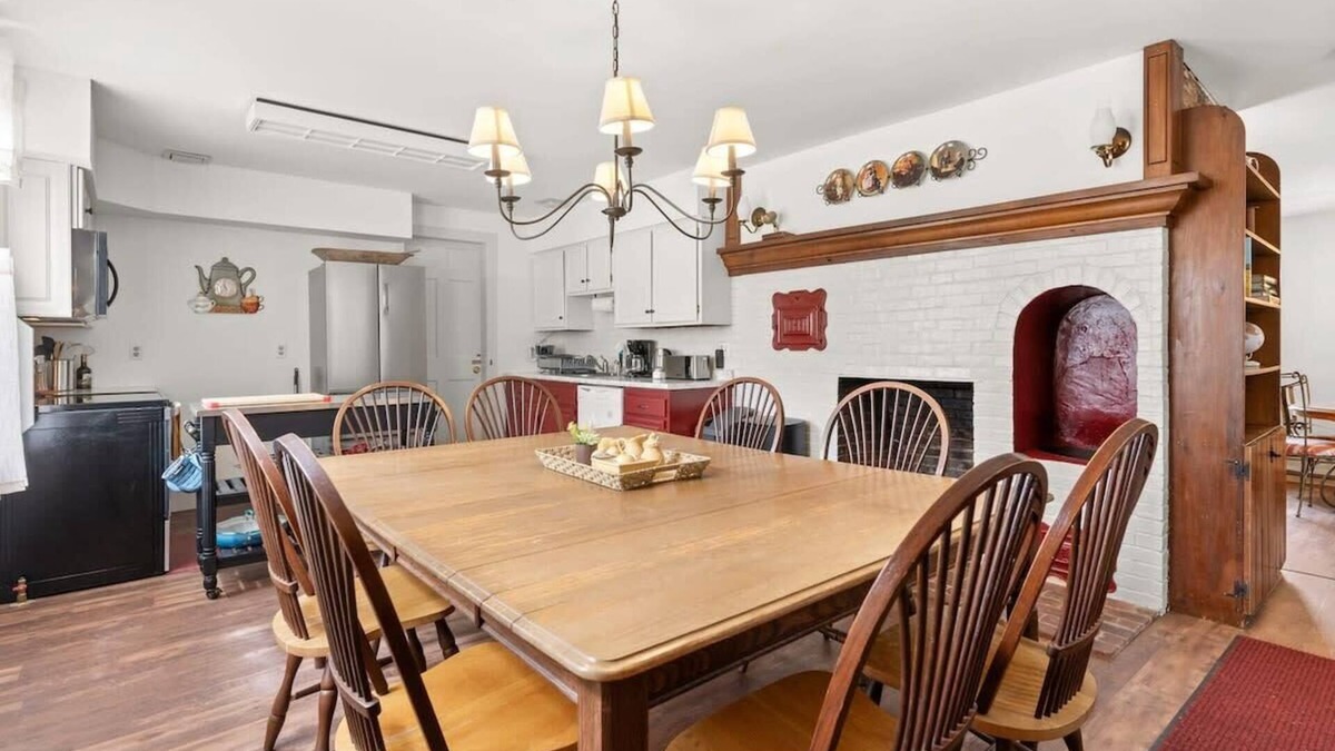 Epping Apartment | Federal on Exeter | Circa 1805 | UNH | A/C | Porch