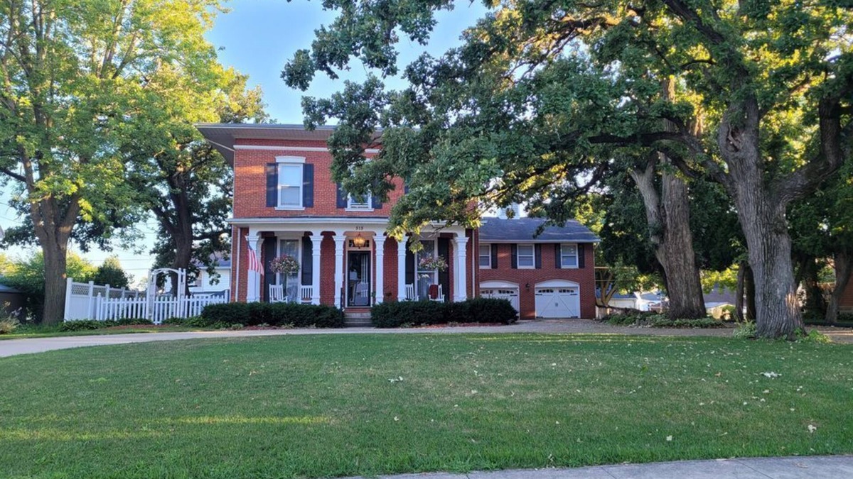 Dyersville House | Federalist style home close to down town minutes from the Field of Dreams!