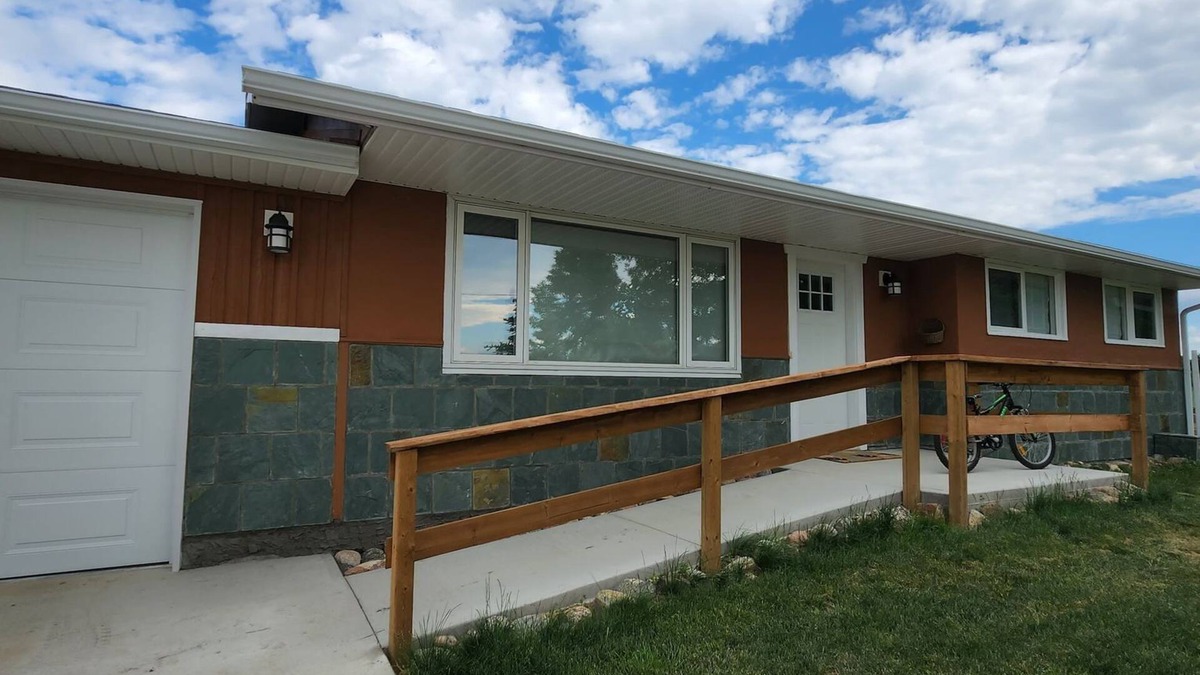 Town of Magrath House | Feel at Home Country style family house.