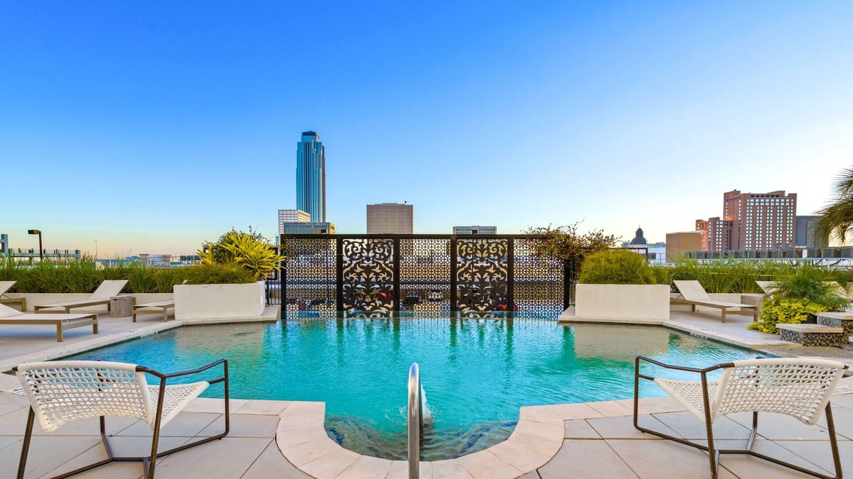 Uptown Apartment | Feel At Home Even When You Are Away ! Suite Apartment in the Galleria