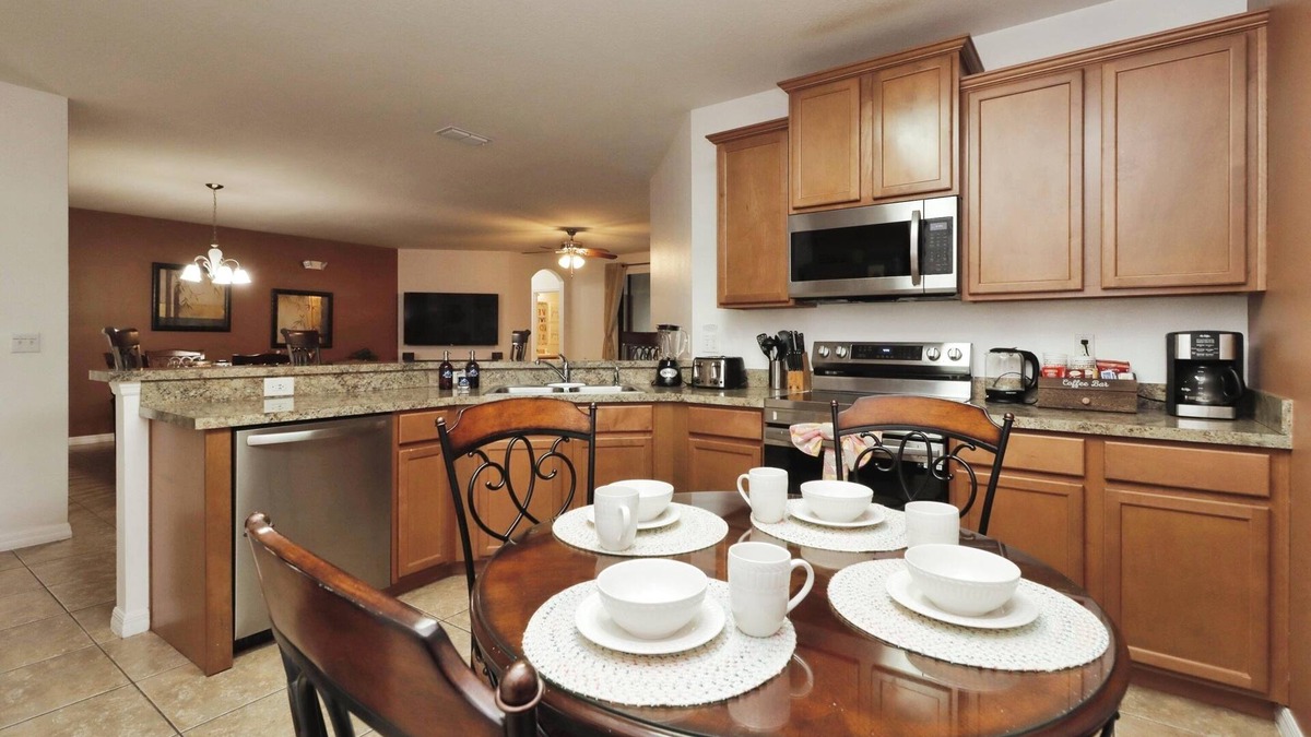 Thousand Oaks House | Feel the Florida Vibe: 2025 Retreats Await!