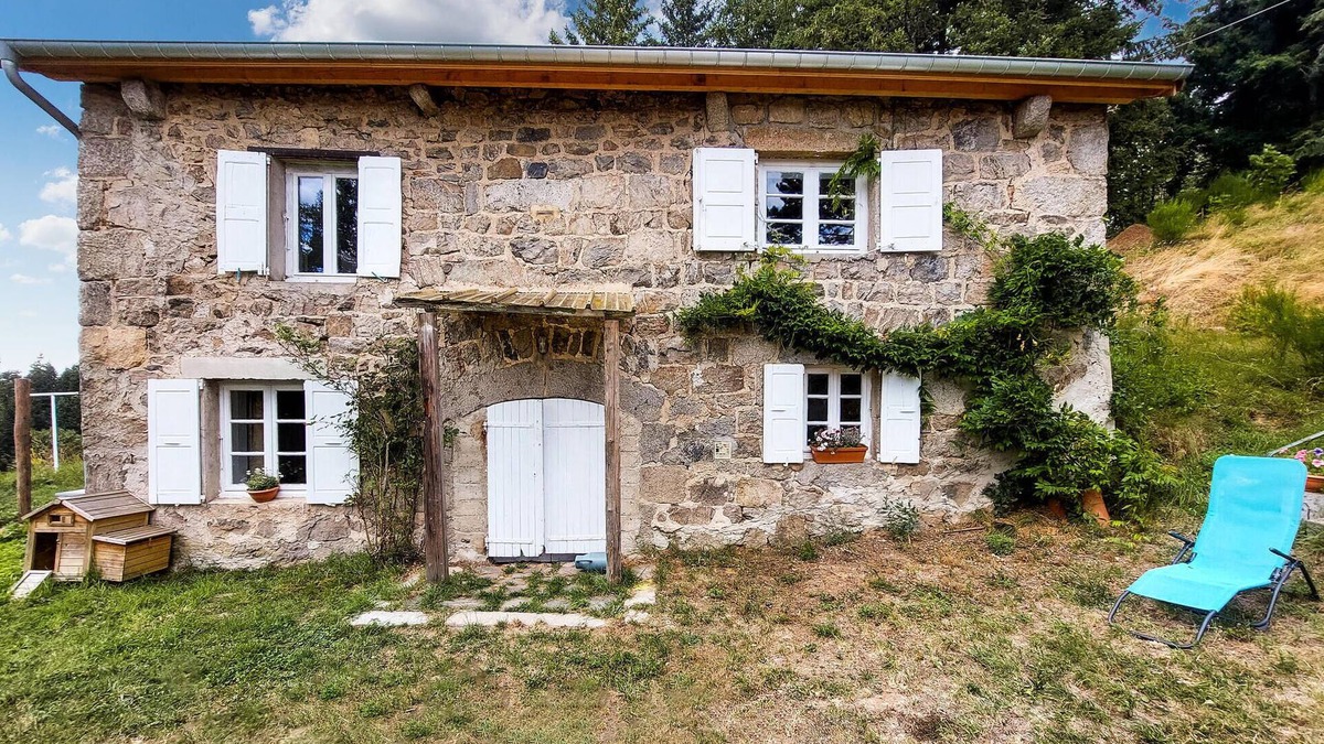 Saint-Regis-du-Coin House | Feel the tranquility in this Loire house at the entrance to the Regional Natural Park Pilat.