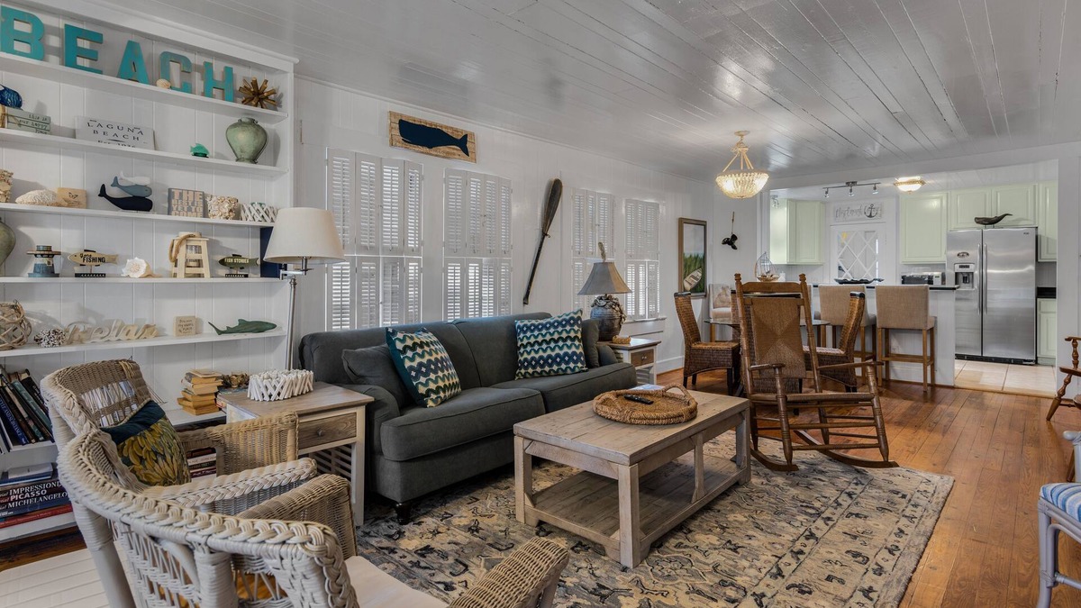 Laguna Beach Estates Cottage | Feeling Beachy Cottage, Sleeps 6, Steps away from the beach!
