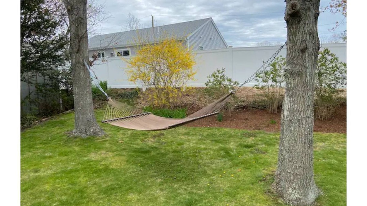 East Falmouth House | Feet in sand, then return to yard, hammock, deck, outdoor shower, bbq, fire pit!