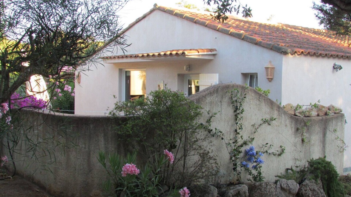 Santa Giulia Villa | FEET IN THE WATER - SANTA GIULIA -VILLA 60M2 - AIR CONDITIONED - BIG TERRACE
