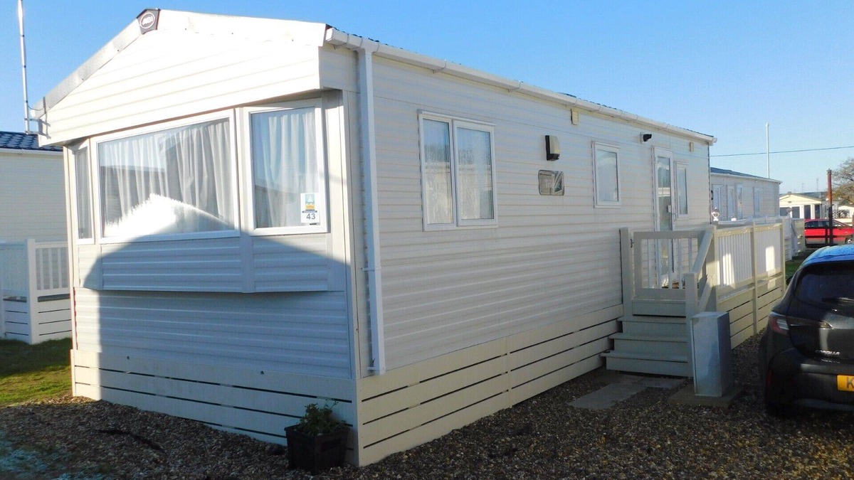 Felixstowe House | Felixstowe Sea Views. Cosy 2-bedroom static caravan, parking, wifi,