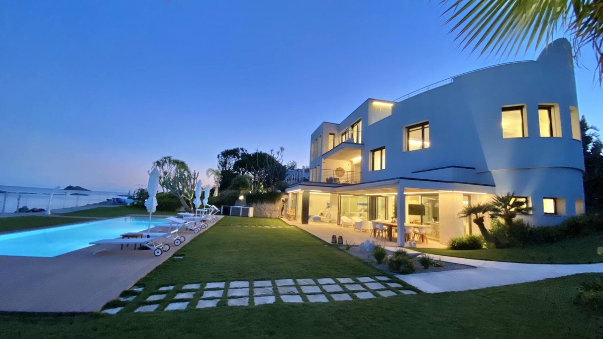Sarroch Villa | Fenandgi: Luxury Hospitality at it's finest ! IUN Q1939 CIN: IT092066C2000Q1939