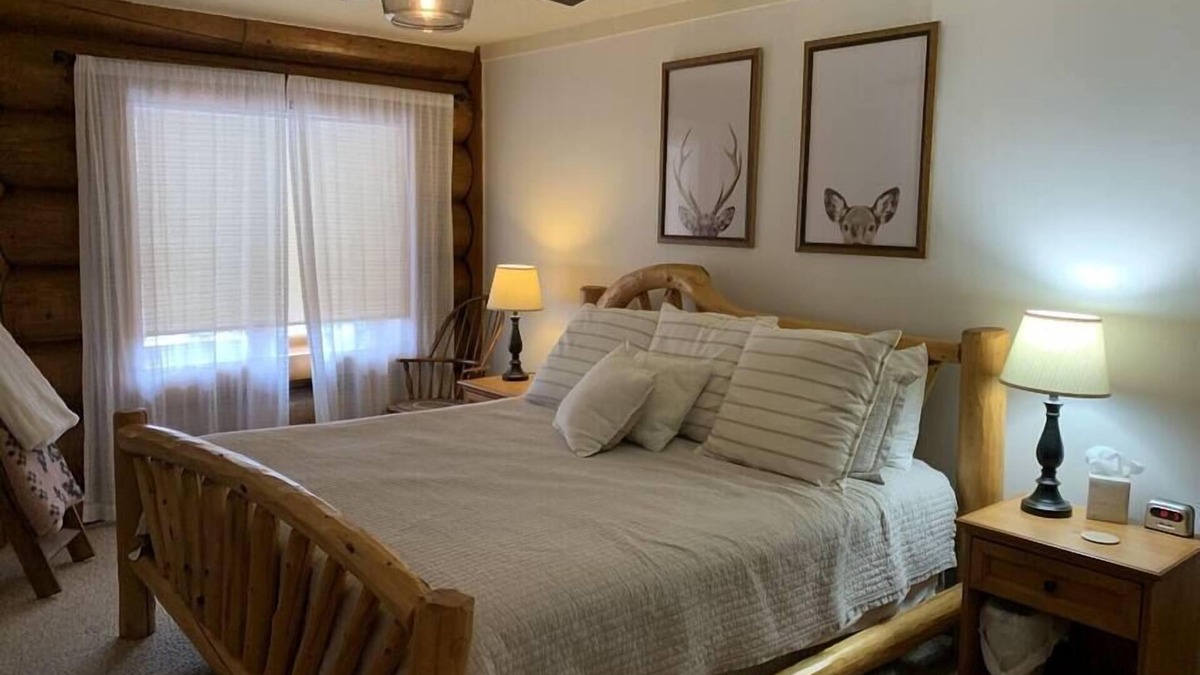 Minocqua Condo | Fence Lake Condo #10 - Docking, WIFI, Beach