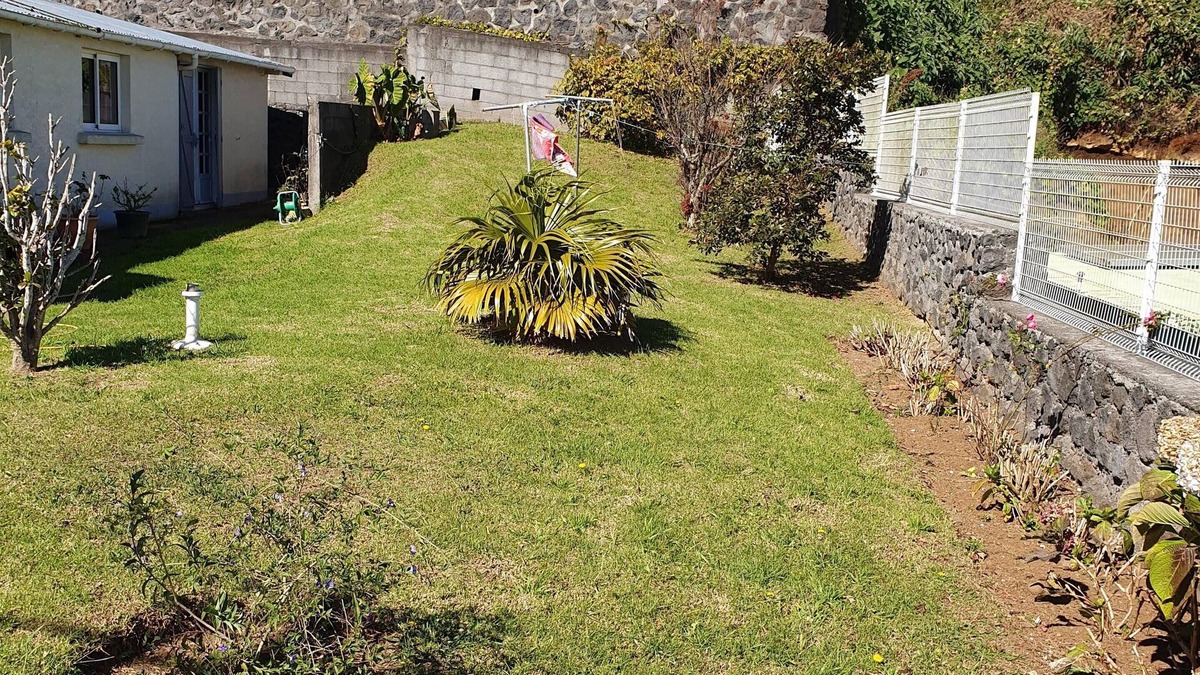 La Plaine des Cafres House | Fenced house BBC garage