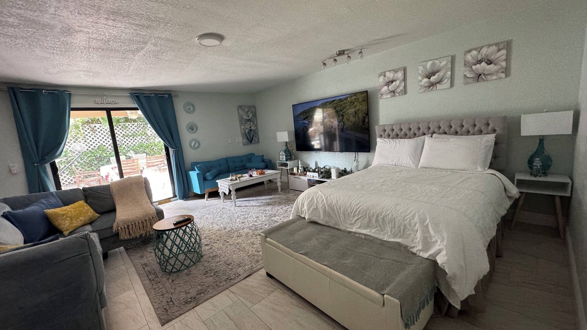 BallenIsles Apartment | Fenced Studio with private parking ,access to patio and backyard .