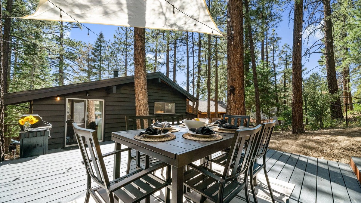 Moonridge Cabin | Fenced Yard AC Fire Pit EV Walk to Zoo ~ Antler Inn