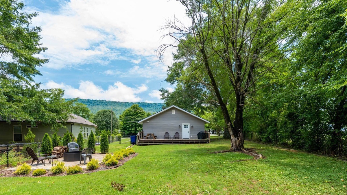 Lookout Valley Neighborhood Association House | Fenced yard - Dogs - 1 mile The Venue - 10 min to Chattanooga-Lookout Mountain