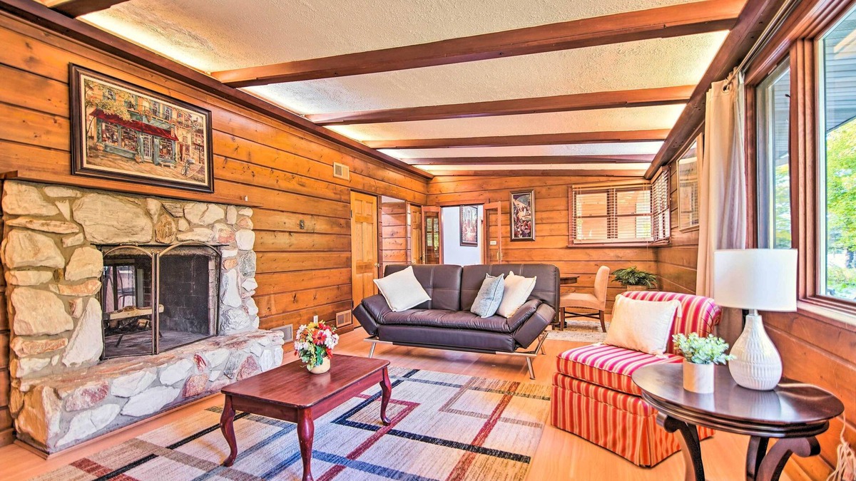 Fox River Grove House | Fenced Yard: Fox River Grove Home, Dogs Welcome