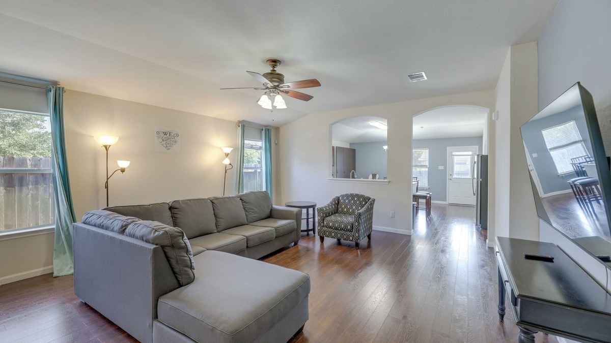 Elm Creek House | Fenced Yard & Playset: Elgin Family Getaway!