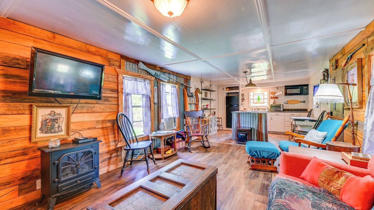 Madill Cabin | Fenced Yard: Quaint Cabin Near Lake Texoma!
