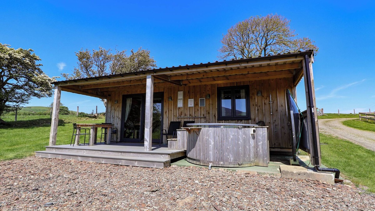 Cilcain Cottage | FENLLI, romantic, country holiday cottage, with hot tub in Cilcain