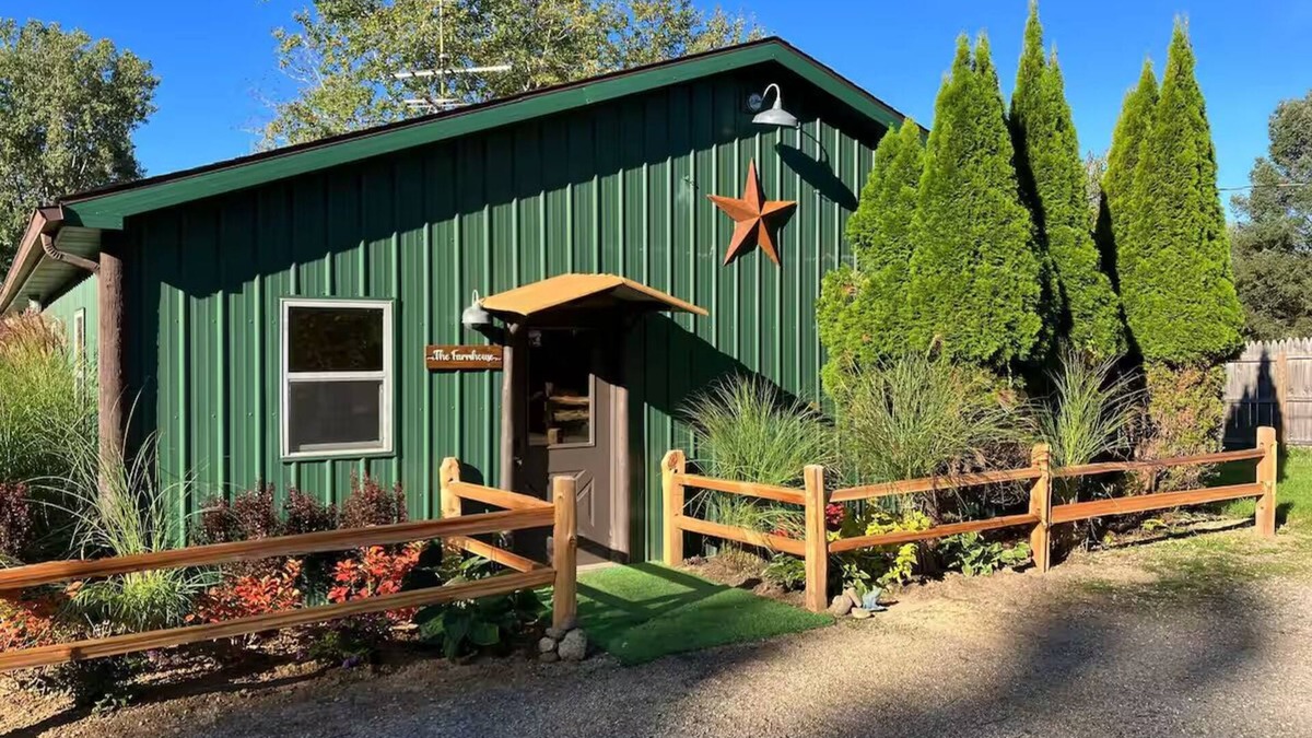 Fennville House | Fennville Michigan Farmhouse, Charming, Dog-Friendly 2-bedroom in Fennville with Wi-Fi, Hot Tub, A/C