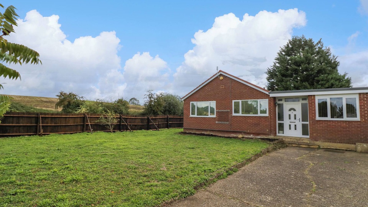 Southam Cottage | FENNY MARINA COTTAGE, pet friendly, with a garden in Fenny Compton