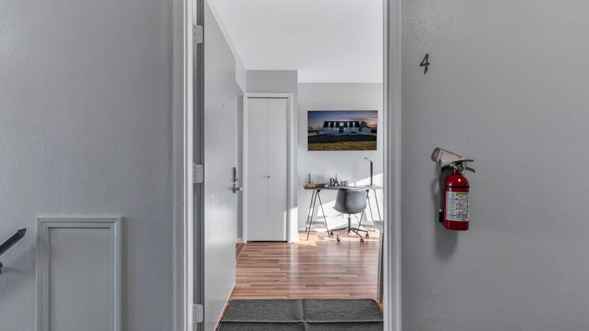 Lake Fenton Apartment | Fenton Flats- Parisian Place With On Site Hot Tub