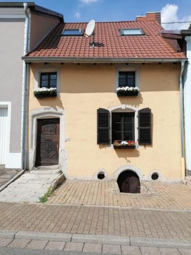 Saarlouis House | Fereinwohnnung, Ferienhaus, Bauernhaus - 2 kostelnlose Parkplätze - Wifi - schöner Innenhof - 5min bis Saarlouis Innenstadt