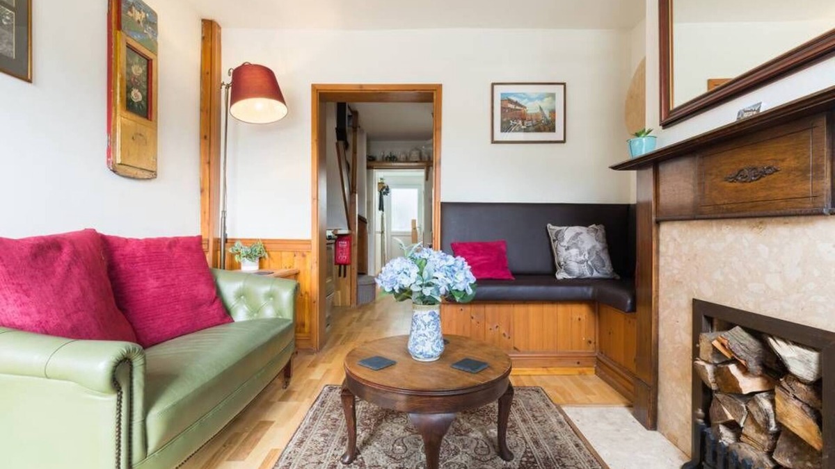 Warwick House | Fergies Canal Side Cottage
