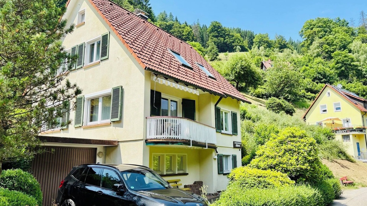 Schoenmuenzach House | Ferienhaus Oesterle - Idyllic Black Forest house by a stream with terrace & balcony