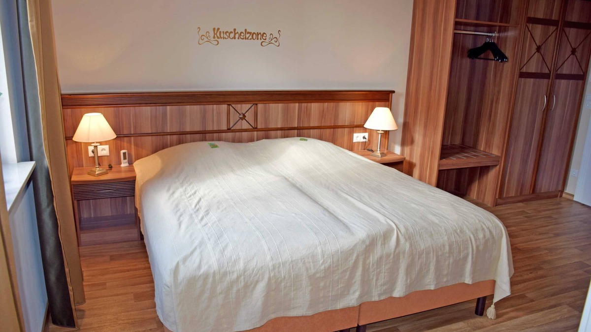 Rugen Island Apartment | Ferienappartement Abendrot mit Balkon und Kamin - Gutshaus-appartem. mit Kamin, Außenpool und tlw