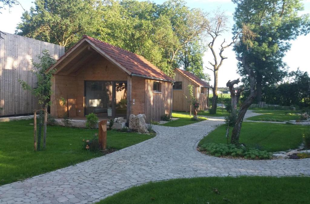 Burgsalach Hotel | Feriengarten mit Schlafhütten