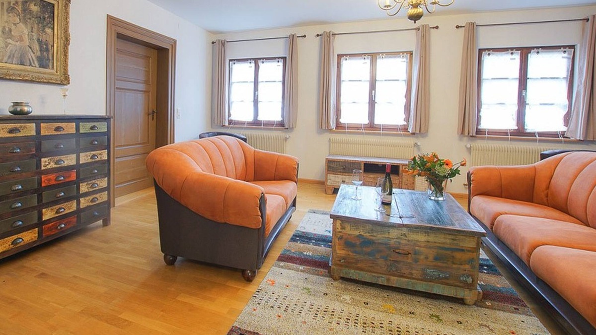 Urach House | Ferienhaus Altes Pfarrhaus, 300qm, Garten, 3 Schlafzimmer, max. 6 Personen