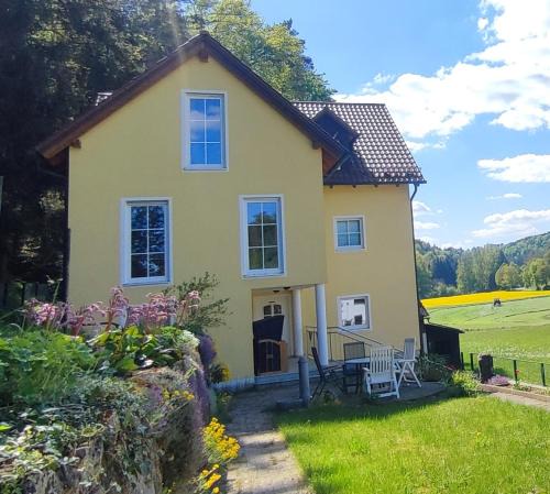 Deuerling Apartment | Ferienhaus am Bach mit großem Garten