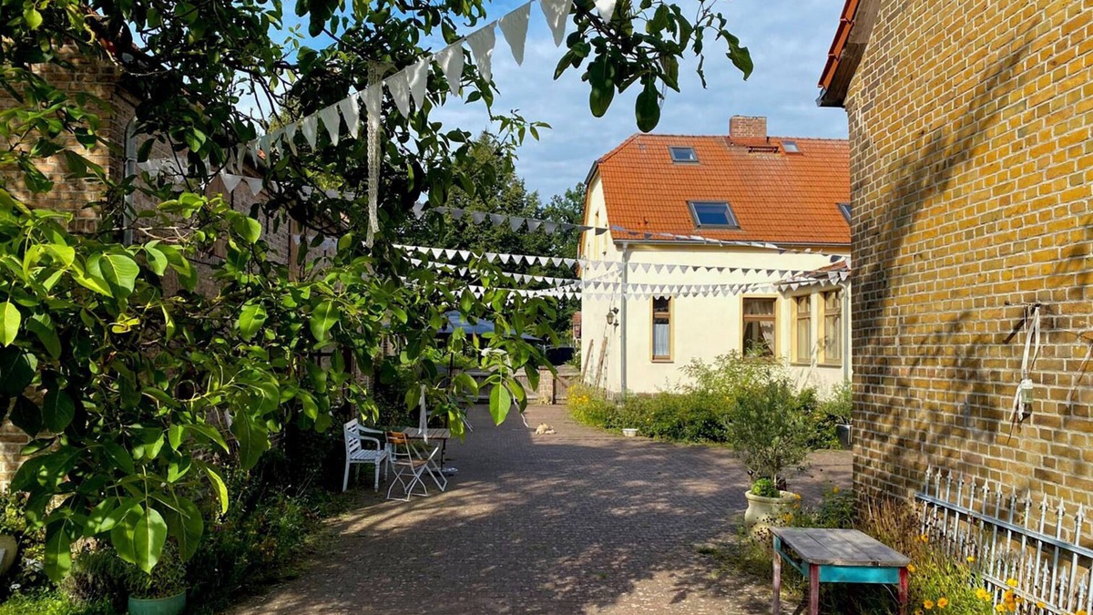 Boitzenburger Land Resort | Ferienhof Schmetterlingsgarten Ferienwohnung 2 Dachgeschoss mit Garten
