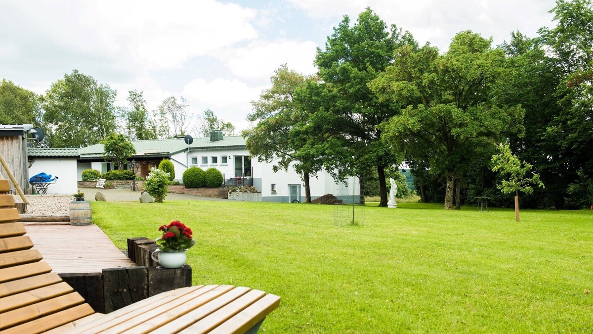 Stadtkyll Apartment | Ferienhof - Weites - Land, large apartment with terrace, garden and children's playground