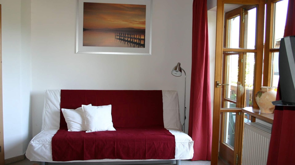 Breitbrunn a. Chiemsee Apartment | Ferienwohnung 65 qm 1 Schlafzimmer, 1 Wohnschlafraum für 2-5 Personen im OG